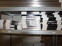 45 fotolijsten waarvan tien stuks 15 x 40 en 35 stuks 20 x 30 cm op twee schappen. - afbeelding 2 van  5