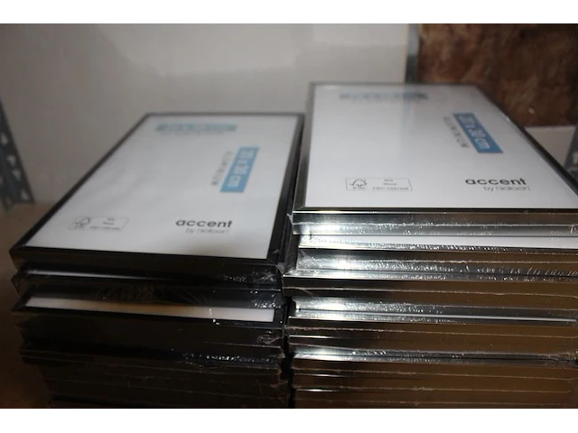 45 fotolijsten waarvan tien stuks 15 x 40 en 35 stuks 20 x 30 cm op twee schappen. - afbeelding 3 van  5