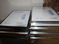 45 fotolijsten waarvan tien stuks 15 x 40 en 35 stuks 20 x 30 cm op twee schappen. - afbeelding 3 van  5