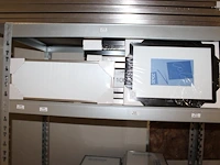 45 fotolijsten waarvan tien stuks 15 x 40 en 35 stuks 20 x 30 cm op twee schappen. - afbeelding 4 van  5
