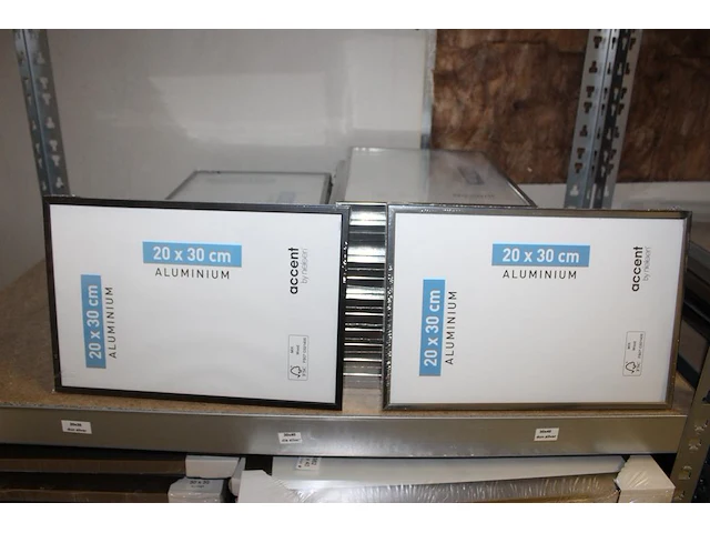 45 fotolijsten waarvan tien stuks 15 x 40 en 35 stuks 20 x 30 cm op twee schappen. - afbeelding 5 van  5