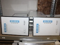 45 fotolijsten waarvan tien stuks 15 x 40 en 35 stuks 20 x 30 cm op twee schappen. - afbeelding 5 van  5