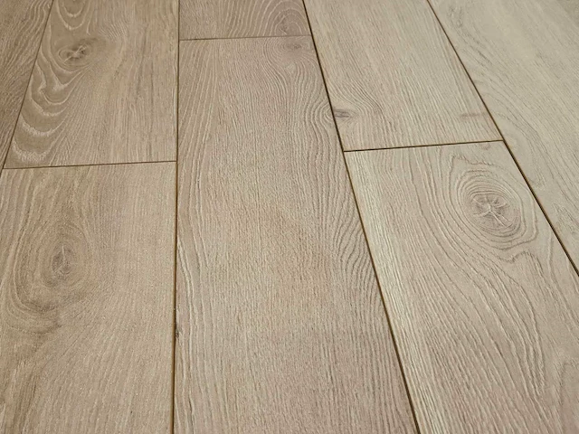 46 m2 laminaat plank - 640 x 143 x 12 mm - afbeelding 1 van  3