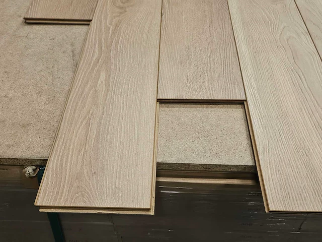 46 m2 laminaat plank - 640 x 143 x 12 mm - afbeelding 2 van  3