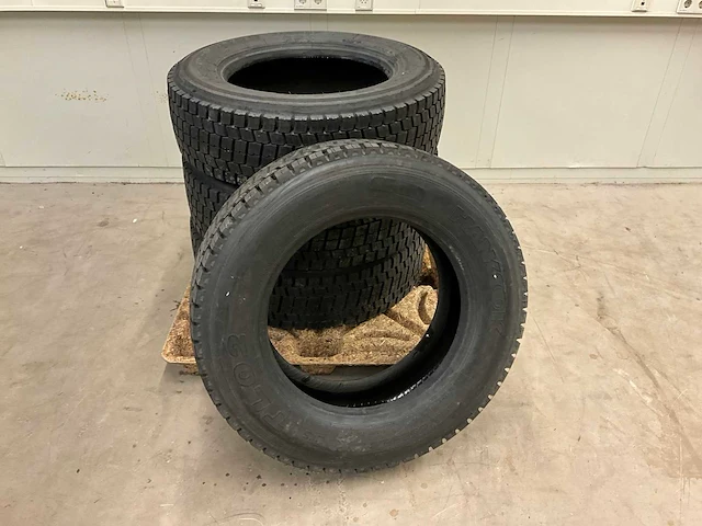 4x 295/60 r22.5 hankook retread vrachtwagenband - afbeelding 2 van  6