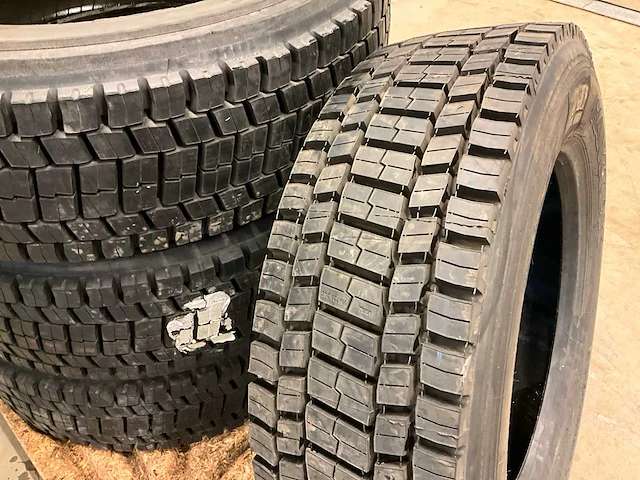 4x 295/60 r22.5 hankook retread vrachtwagenband - afbeelding 3 van  6