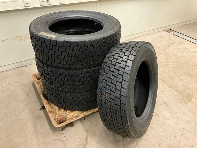 4x 295/60 r22.5 retread vrachtwagenband - afbeelding 1 van  6