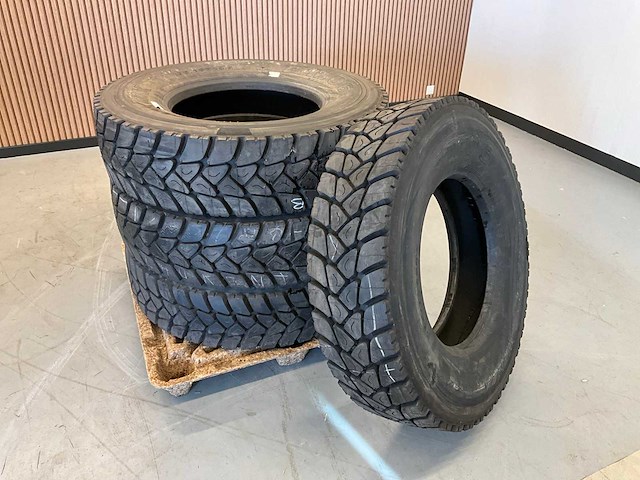 4x 295/80 r22.5 hankook retread vrachtwagenband - afbeelding 1 van  7