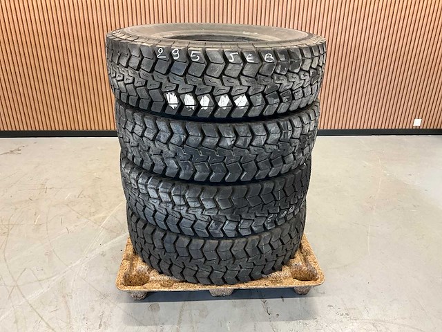 4x 295/80 r22.5 retread vrachtwagenband - afbeelding 7 van  7