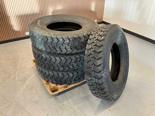 4x 295/80 r22.5 retread vrachtwagenband - afbeelding 1 van  6