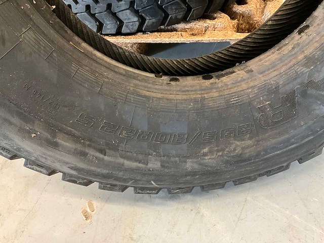 4x 295/80 r22.5 retread vrachtwagenband - afbeelding 2 van  6