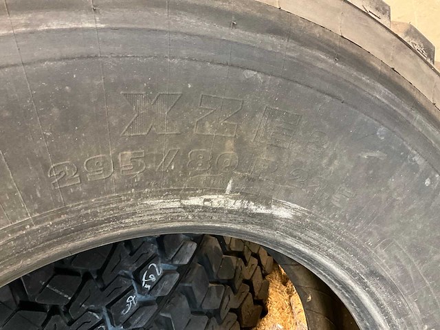 4x 295/80 r22.5 retread vrachtwagenband - afbeelding 3 van  7