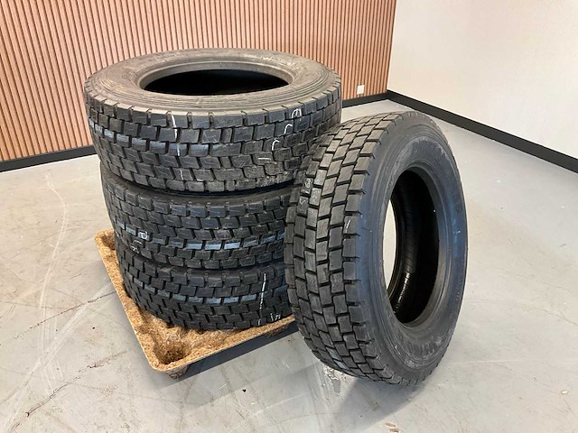 4x 315/60 r22.5 pirelli retread vrachtwagenband - afbeelding 1 van  7