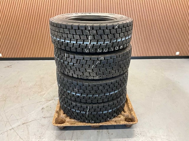 4x 315/60 r22.5 pirelli retread vrachtwagenband - afbeelding 7 van  7