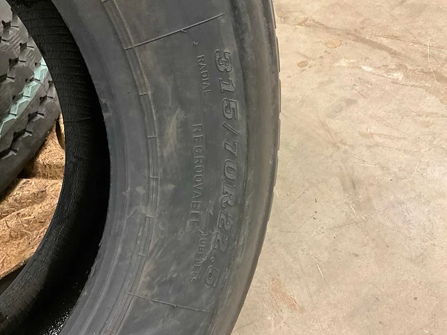 4x 315/70 r22.5 retread vrachtwagenband - afbeelding 3 van  6
