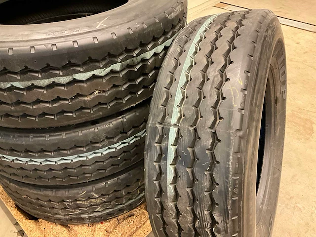 4x 315/70 r22.5 retread vrachtwagenband - afbeelding 6 van  6