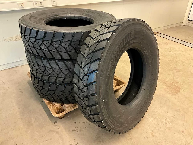 4x 315/80 r22.5 bridgestone retread vrachtwagenband - afbeelding 1 van  5