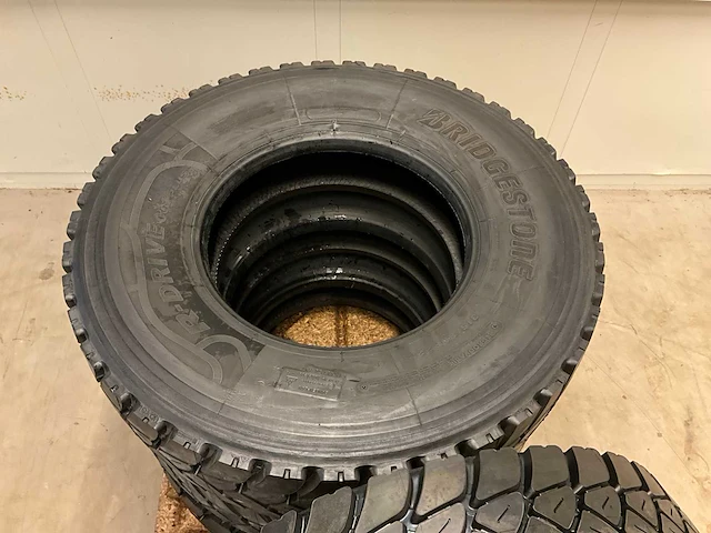 4x 315/80 r22.5 bridgestone retread vrachtwagenband - afbeelding 3 van  5