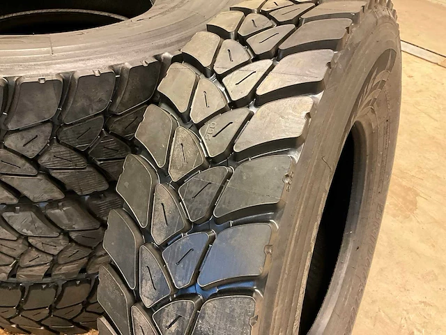 4x 315/80 r22.5 bridgestone retread vrachtwagenband - afbeelding 4 van  5