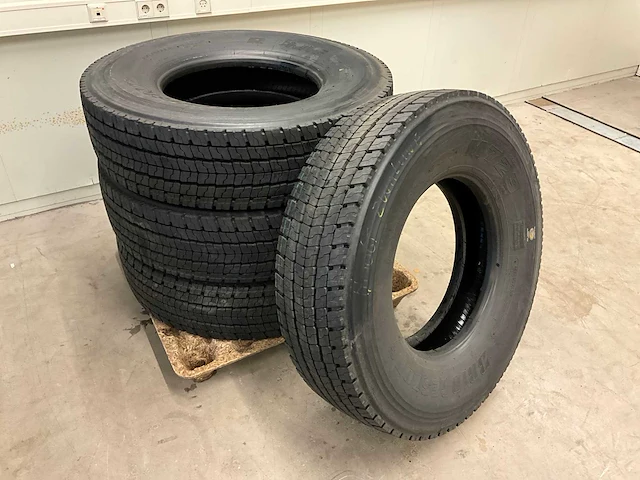 4x 315/80 r22.5 bridgestone retread vrachtwagenband - afbeelding 1 van  6