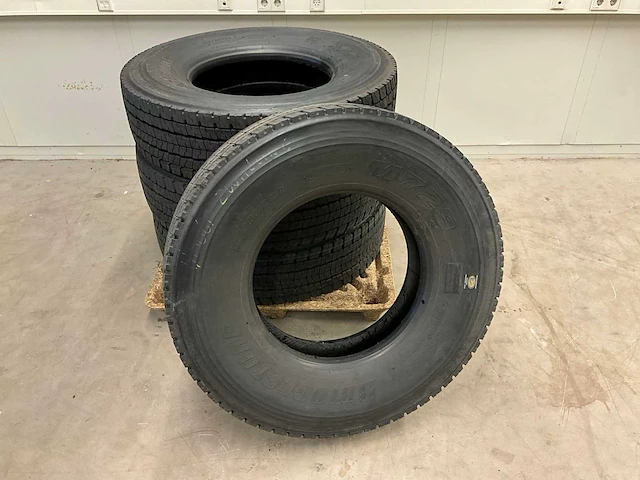 4x 315/80 r22.5 bridgestone retread vrachtwagenband - afbeelding 2 van  6
