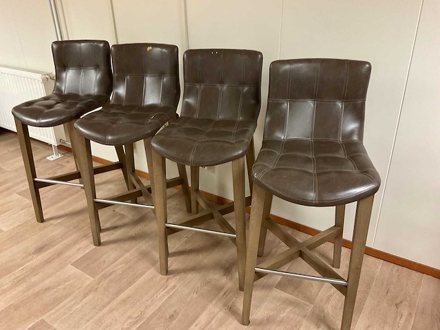 4x barkruk gebruikssporen, kunstleder en hout - afbeelding 1 van  1