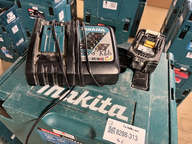 4x bouwgereedschap, 1x 18v accu, 1x lader, m-boxen makita, 2x dhs630zj, 2x dhr242zjv - afbeelding 4 van  5