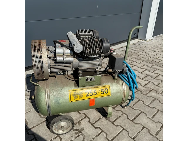 4x compressor met 3 steekwagens, 3x pion - afbeelding 1 van  9