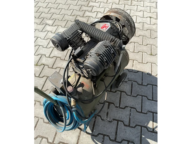 4x compressor met 3 steekwagens, 3x pion - afbeelding 2 van  9