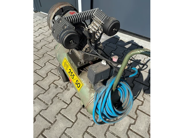 4x compressor met 3 steekwagens, 3x pion - afbeelding 4 van  9