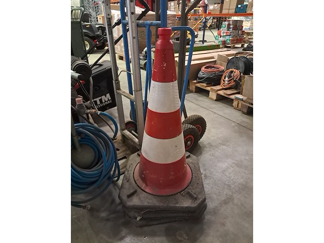 4x compressor met 3 steekwagens, 3x pion - afbeelding 7 van  9