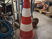 4x compressor met 3 steekwagens, 3x pion - afbeelding 7 van  9