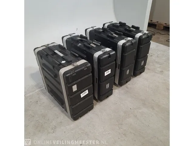 4x flightcase met diverse apparatuur o.a. unifi, eaton - afbeelding 8 van  15