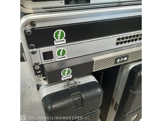 4x flightcase met diverse apparatuur o.a. unifi, eaton - afbeelding 13 van  15