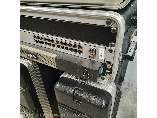 4x flightcase met diverse apparatuur o.a. unifi, eaton - afbeelding 14 van  15