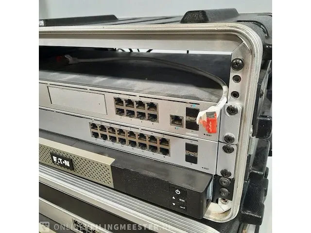 4x flightcase met diverse apparatuur o.a. unifi, eaton - afbeelding 15 van  15