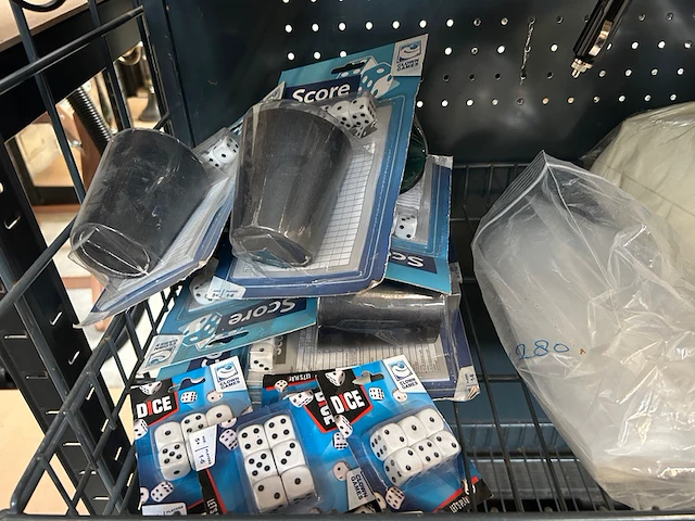 4x inhoud stellingvak diversen w.o. grundig, dunlop, cat - afbeelding 4 van  9