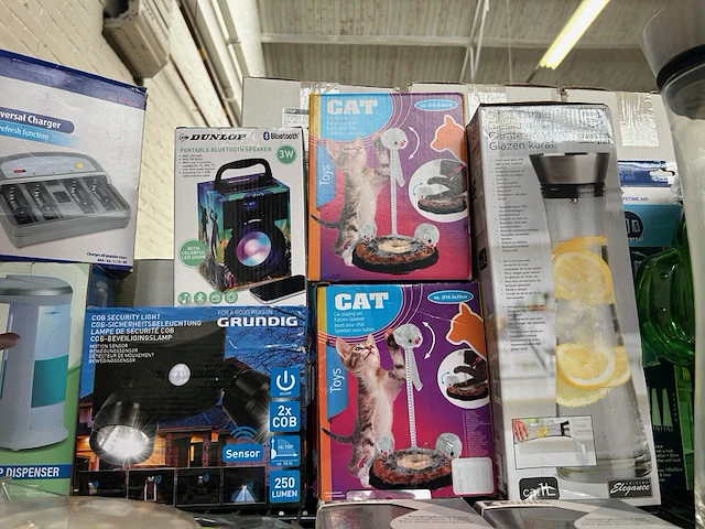 4x inhoud stellingvak diversen w.o. grundig, dunlop, cat - afbeelding 6 van  9