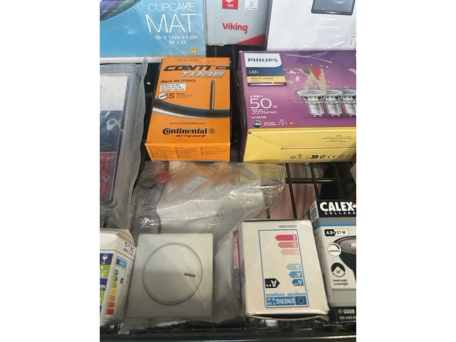 4x inhoud stellingvak w.o. kleding, luchtbed, lampen w.o. intex, philips - afbeelding 2 van  10