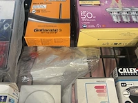 4x inhoud stellingvak w.o. kleding, luchtbed, lampen w.o. intex, philips - afbeelding 2 van  10