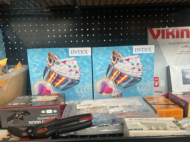 4x inhoud stellingvak w.o. kleding, luchtbed, lampen w.o. intex, philips - afbeelding 3 van  10