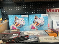4x inhoud stellingvak w.o. kleding, luchtbed, lampen w.o. intex, philips - afbeelding 3 van  10
