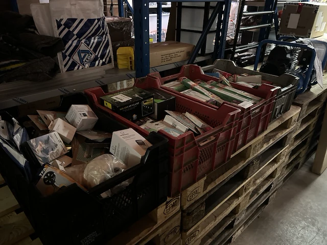 4x krat met inhoud w.o. diverse lampen w.o. eglo, philips - afbeelding 1 van  11