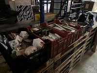 4x krat met inhoud w.o. diverse lampen w.o. eglo, philips - afbeelding 1 van  11