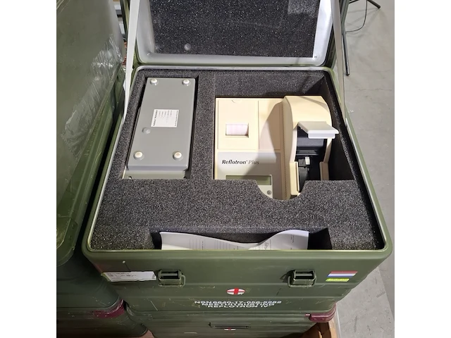 4x medisch instrument in transportkist en 1x koelkist, o.a reflotron - afbeelding 3 van  12