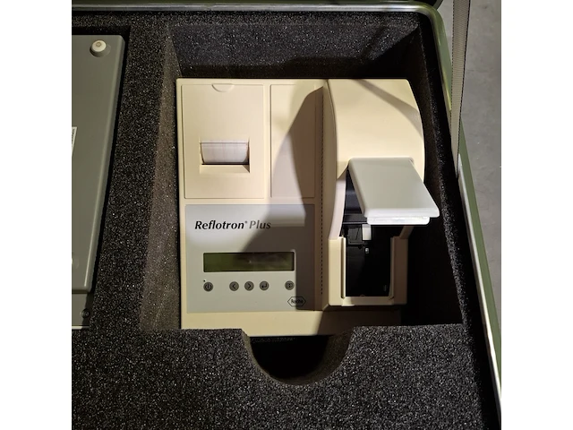 4x medisch instrument in transportkist en 1x koelkist, o.a reflotron - afbeelding 4 van  12