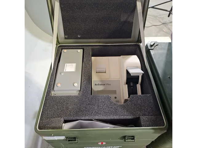 4x medisch instrument in transportkist en 1x koelkist, o.a reflotron - afbeelding 11 van  12