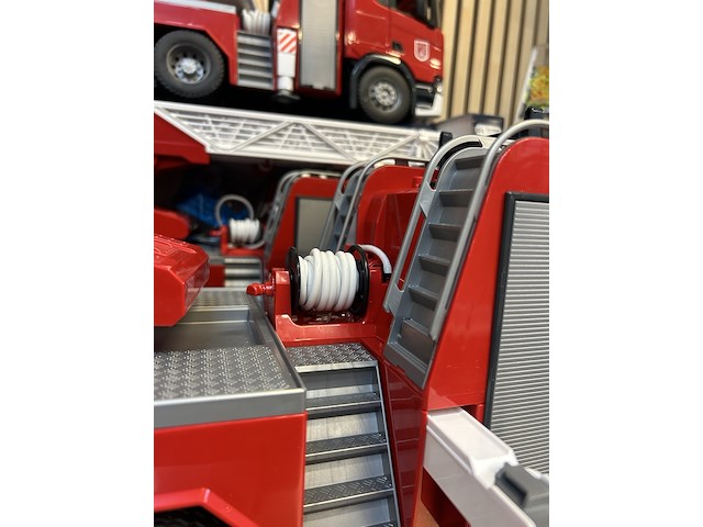 4x speelgoed (3x scania brandweerladderwagen, 1x volvo graafmachine) bruder - afbeelding 2 van  10