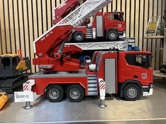 4x speelgoed (3x scania brandweerladderwagen, 1x volvo graafmachine) bruder - afbeelding 3 van  10