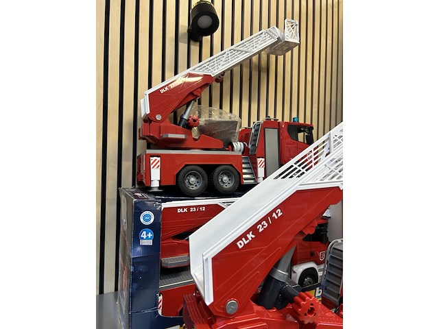 4x speelgoed (3x scania brandweerladderwagen, 1x volvo graafmachine) bruder - afbeelding 5 van  10